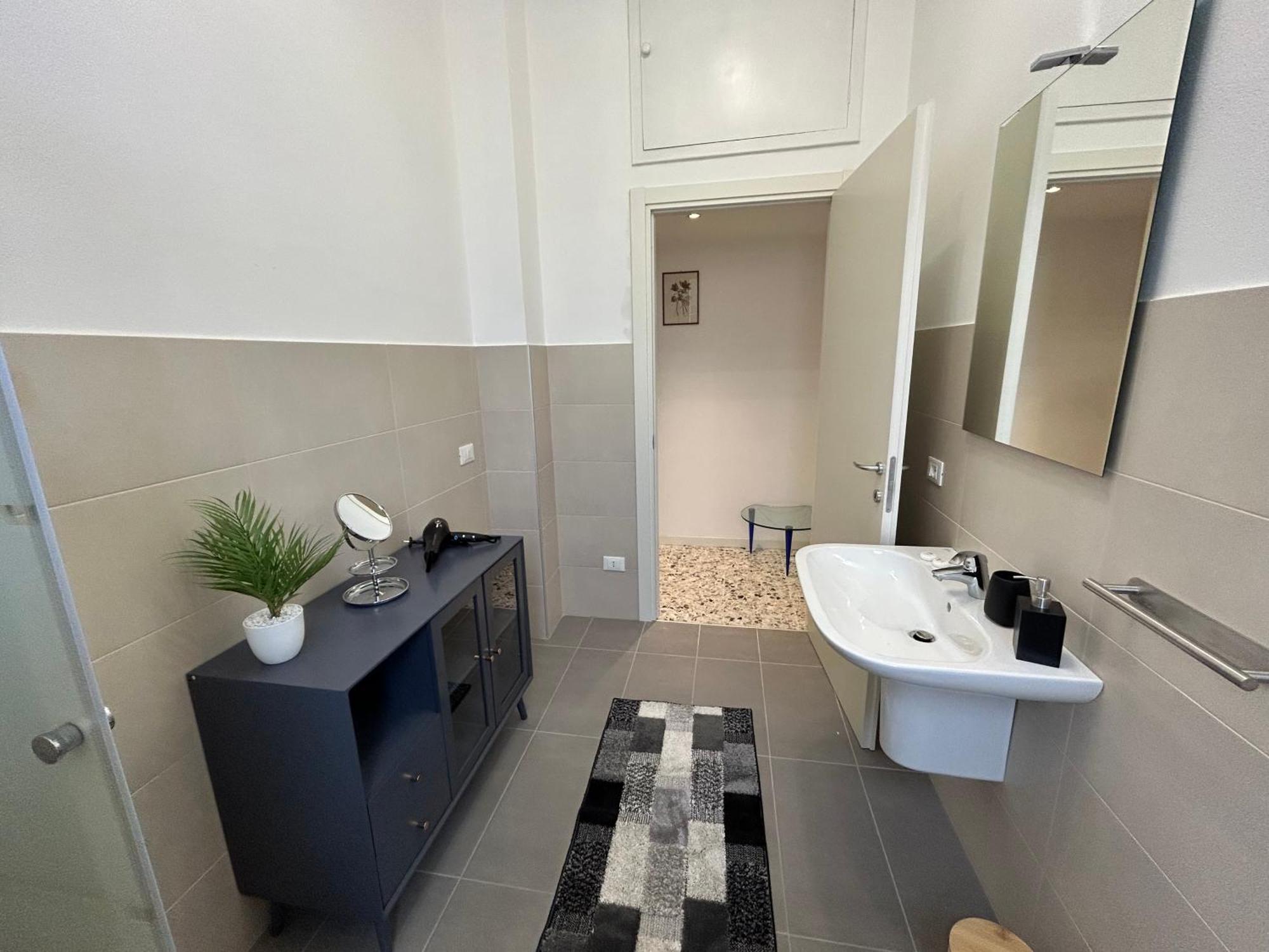 With Free Parking 15 Minutes Walk From Arena *